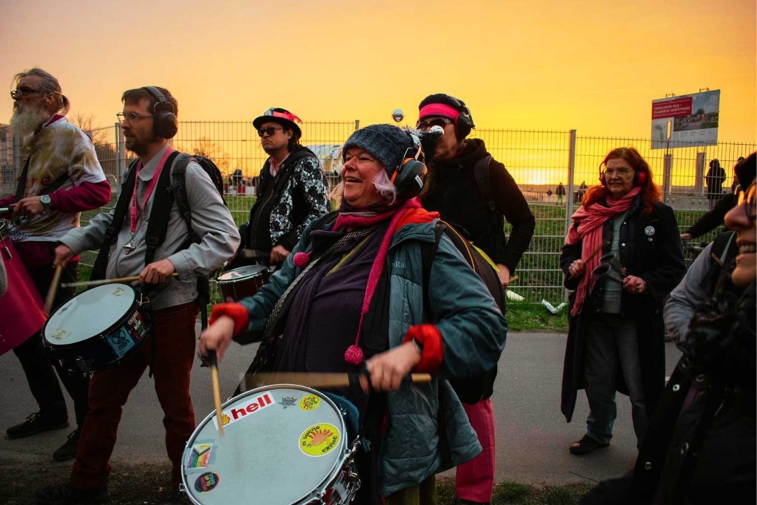 Samba-Trommeln beim Sonnenuntergang